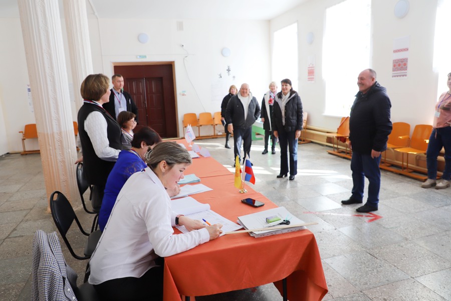 Глава Яльчикского муниципального округа ознакомился с ходом проведения голосования в территориальных отделах