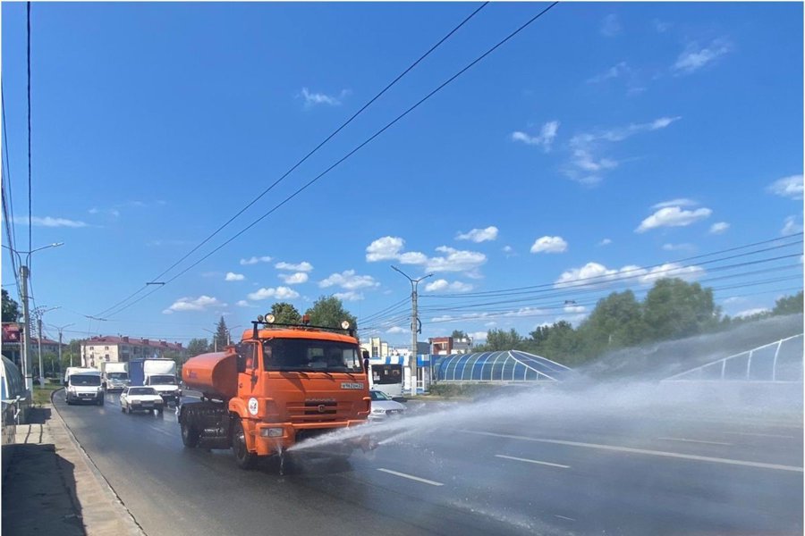 На городские дороги вышла поливомоечная техника