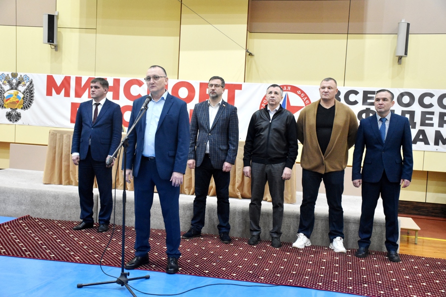 Министр спорта Чувашии Василий Петров открыл чемпионат и первенство республики по самбо