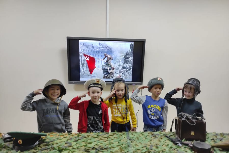 Юные цивиляне продолжают посещать передвижную выставку «С днем Великой Победы»