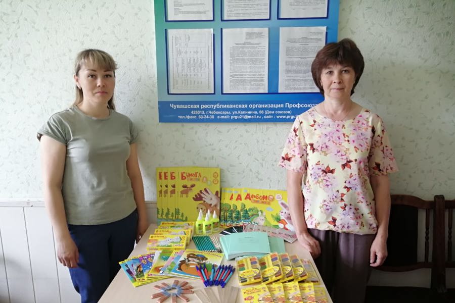 Работники Комсомольского центра соцобслуживания закупили канцтовары для детей Бердянского района Запорожской области.