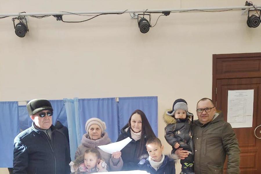 Семья Ишмуратовых пришла на выборы в полном составе!