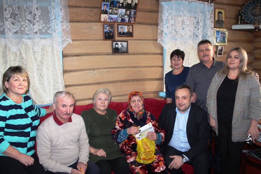 С 90-летним юбилеем поздравили жительницу с.Туваны Сергееву А.Т.