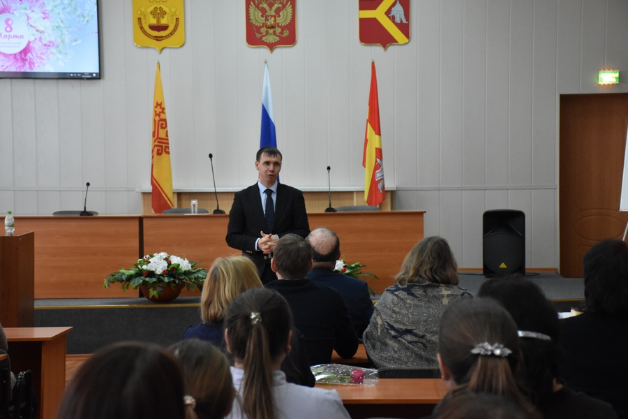 Глава Красноармейского муниципального округа Павел Семенов поздравил сотрудниц администрации с Международным женским днем
