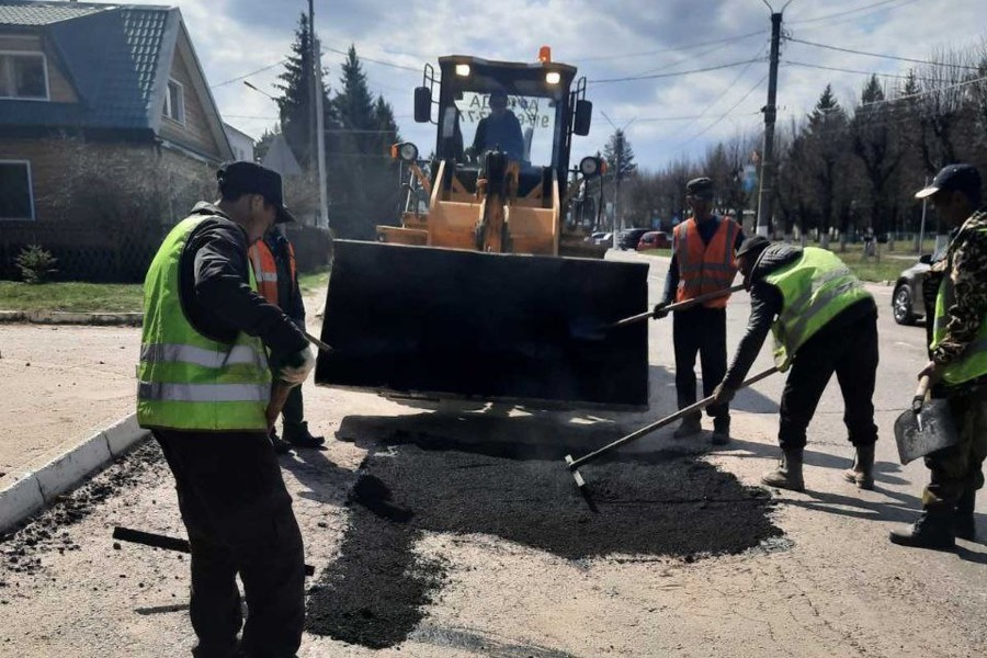 На дорогах Мариинско-Посадского округа продолжается ямочный ремонт