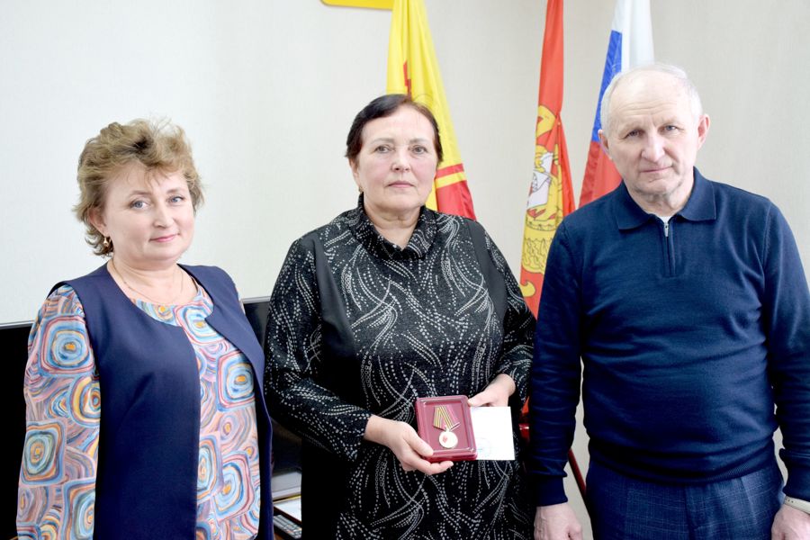 Медаль к 80-летию Победы вручили дочери фронтовика Геннадия Пакрушова