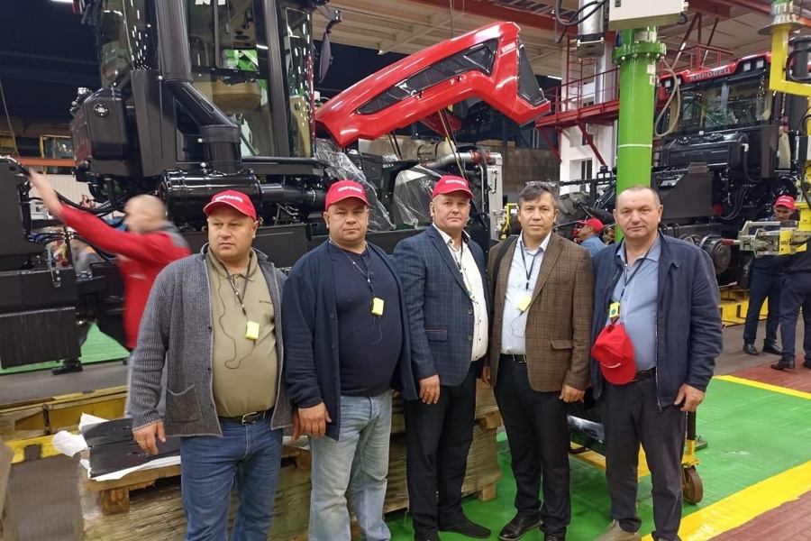 Фермеры Шемуршинского муниципального округа посетили «Петербургский тракторный завод»
