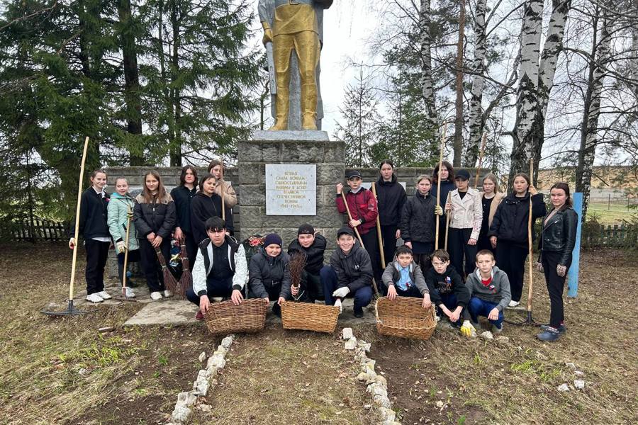 18 апреля, в Международный день памятников и исторических мест, эковолонтёры приняли участие в субботнике.