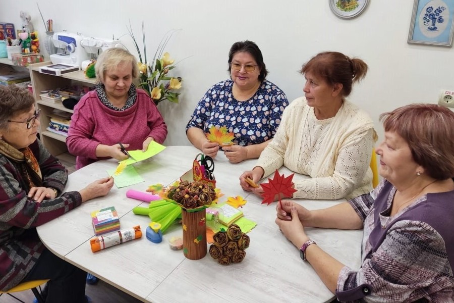 В Новочебоксарске пенсионеры посетили мастер – класс «Кленовый лист» в технике оригами