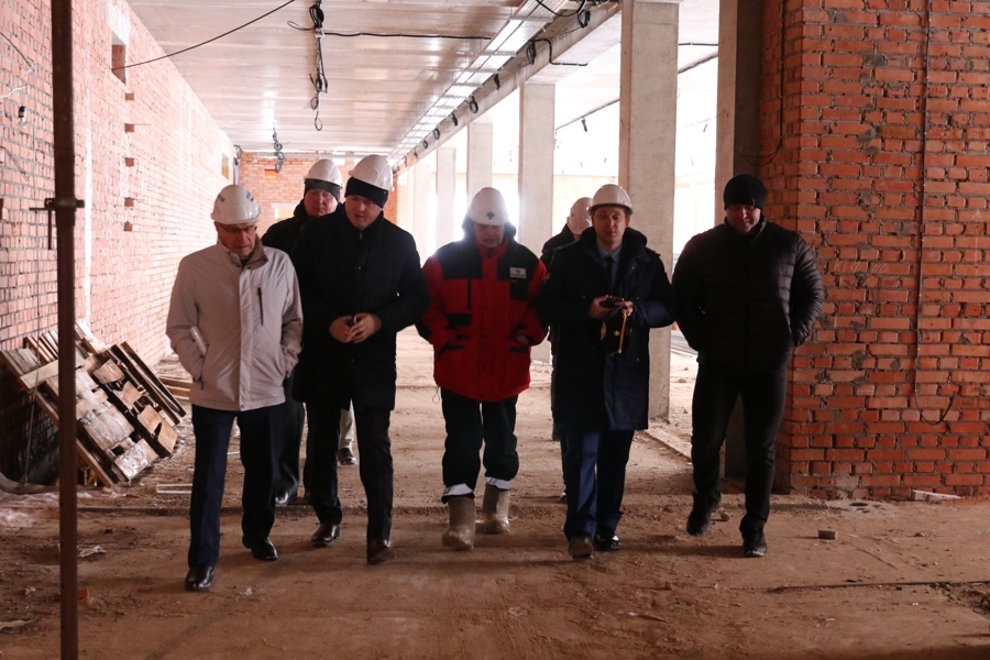 Глава Чебоксарского муниципального округа ознакомился с ходом строительства школы 825 мест