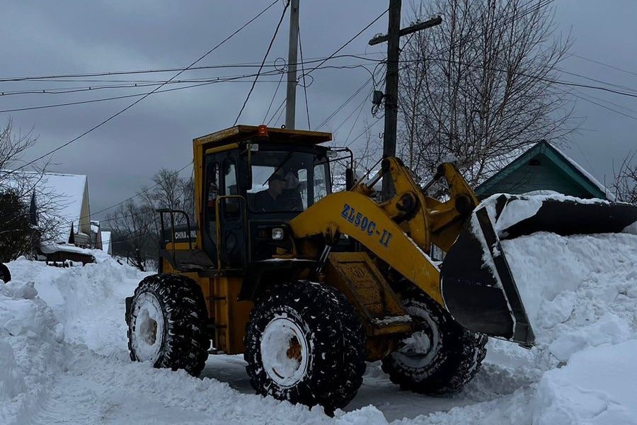 В Мариинско-Посадском округе продолжаются уборка снега и расчистка дорог