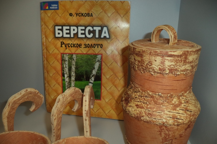 Выставка  берестяных работ А.Д. Пухтинова в Ядринском художественно-краеведческом музее
