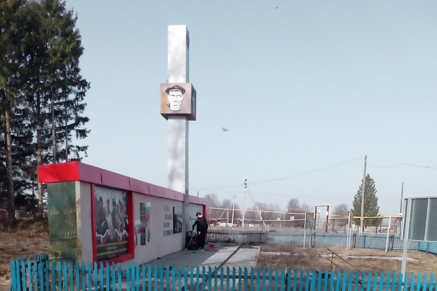 Учащиеся Богатыревской школы провели уборку территории возле памятника погибшим односельчанам