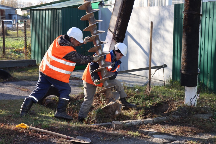 Чувашские государственные электрические сети продолжают масштабные работы по приведению системы энергоснабжения в городе Ядрин в надлежащее состояние.