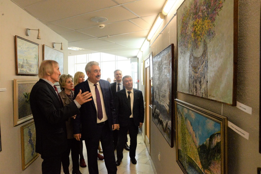В День российского парламентаризма в Госсовете открылась выставка Анатолия Рыбкина