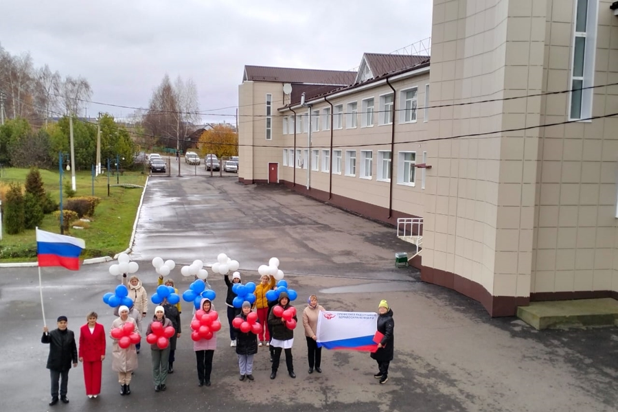 В Яльчикской центральной больнице прошел флешмоб ко Дню народного единства