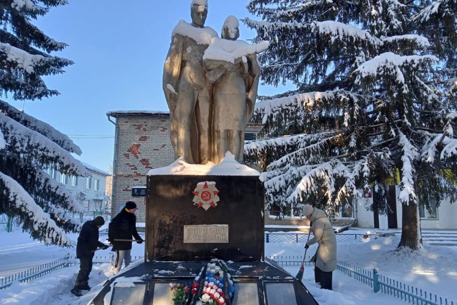 6 января по Ядринскому муниципальному округу прошла акция «Снежный десант» - уборка от снега памятников Великой Отечественной войны
