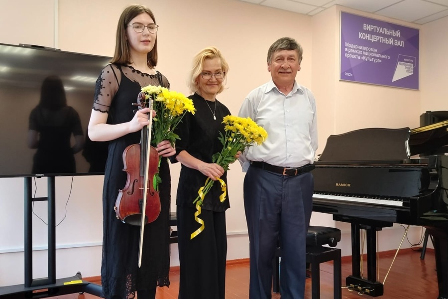 Выпускница Детской музыкальной школы Гафурова Аделия выступила на родной сцене