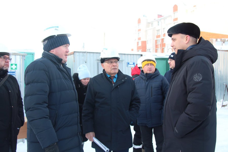 Министр  образования Чувашии Дмитрий Захаров и глава Чебоксарского муниципального округа Владимир Михайлов посетили строительство новой школы