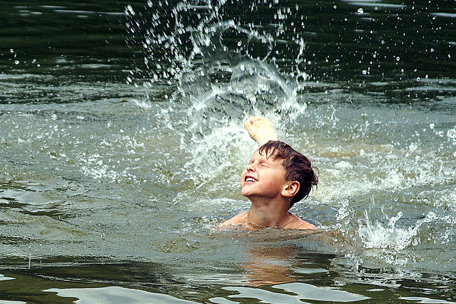 В Чувашии установили запрет детям до 16 лет купаться в реках и водоемах без сопровождения взрослых