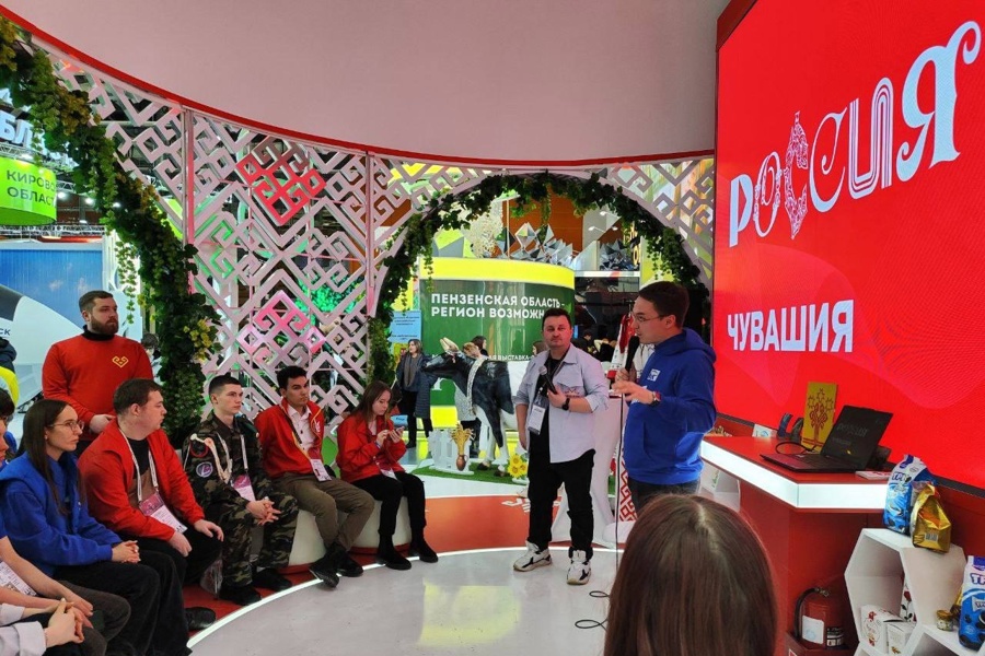 Андрей Шакулов провел встречу с молодёжью Чувашии на площадке международной выставки