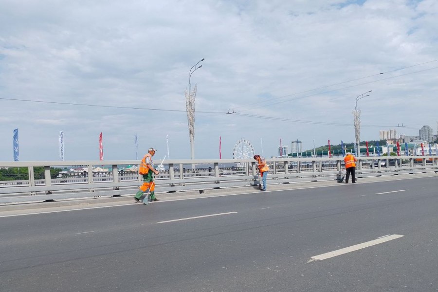 АО «Дорэкс» продолжает полив городских дорог