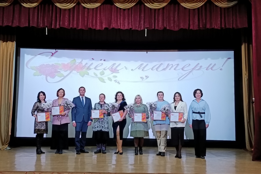 В День матери в Козловском муниципальном округе прошла праздничная программа «Поговори со мною, мама»