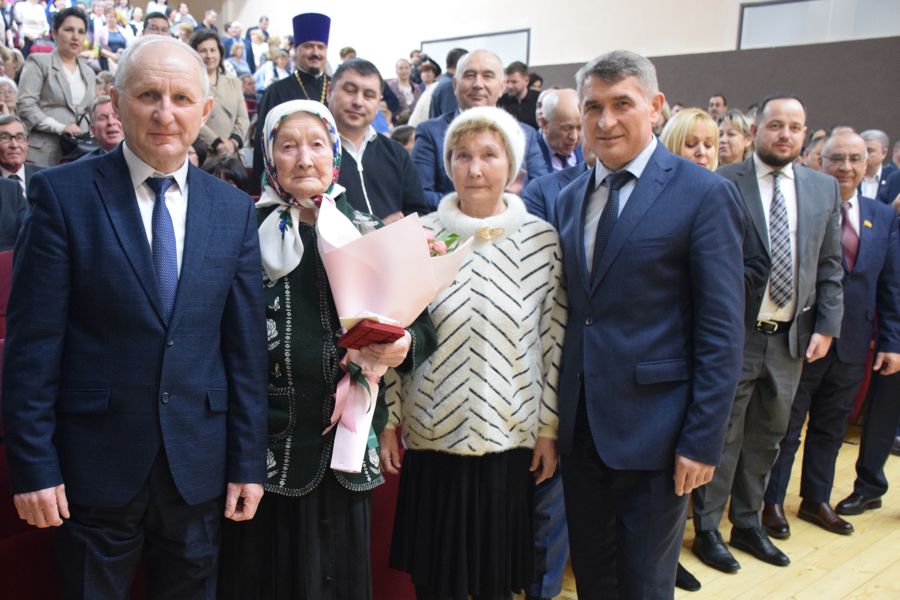 Глава Чувашии вручил юбилейную медаль 100-летней труженице тыла из села Красные Четаи