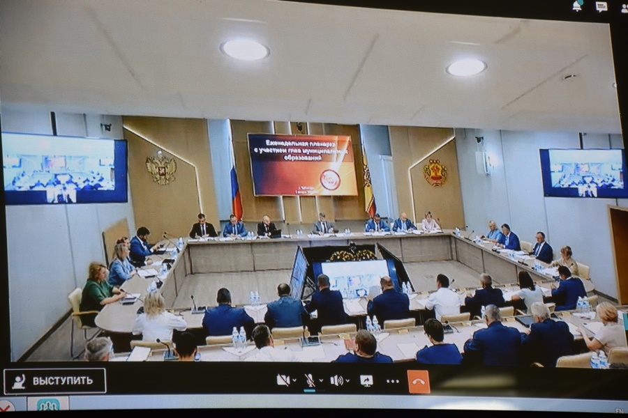 Глава Моргаушского округа Алексей Матросов в режиме ВКС принял участие на еженедельном совещании в Доме правительства