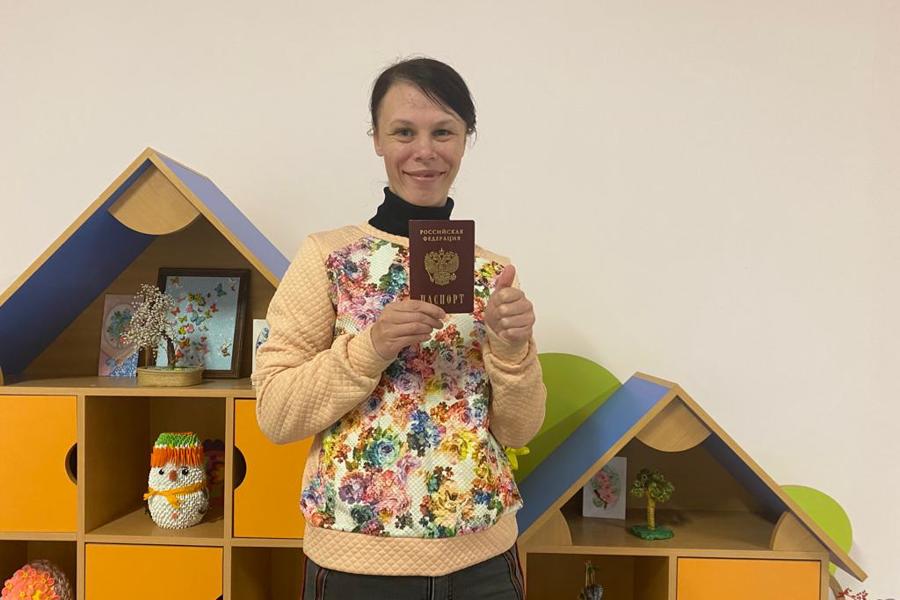 Воспитанница Кугесьского детского дома из Украины получила гражданство России