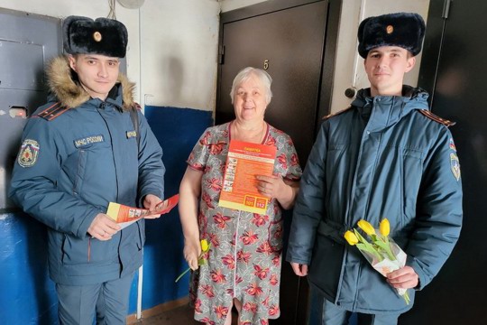 В Шумерле сотрудники противопожарных служб в ходе профилактического рейда поздравили женщин с Международным женским днем