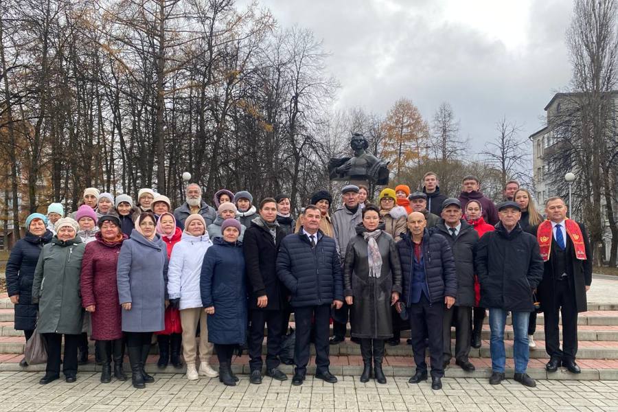 Состоялось возложение цветов к памятнику Михаилу Сеспеля в честь 124-летия со дня рождения выдающегося чувашского поэта