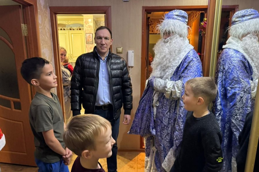 Дед Мороз адресно поздравил 180 детей Ленинского района