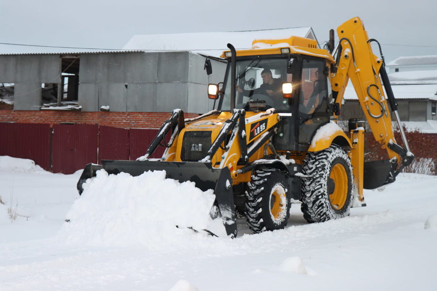 Сегодня подрядными организациями, обслуживающими автомобильные дороги и тротуары в Ядринском муниципальном округе, проводятся работы по очистке дорог и обочин по всей ширине после последствия снегопада.