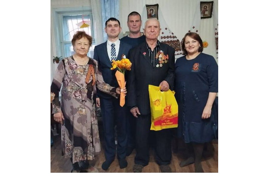 В рамках празднования Дня Победы ветераны Великой Отечественной войны принимают поздравления