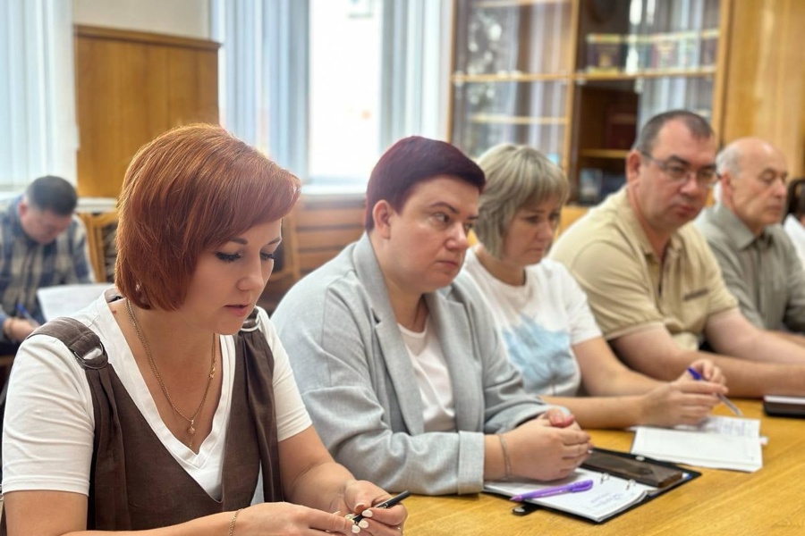 Понедельник начался с традиционного еженедельного совещания, которое провёл глава города Шумерля Эдуард Васильев