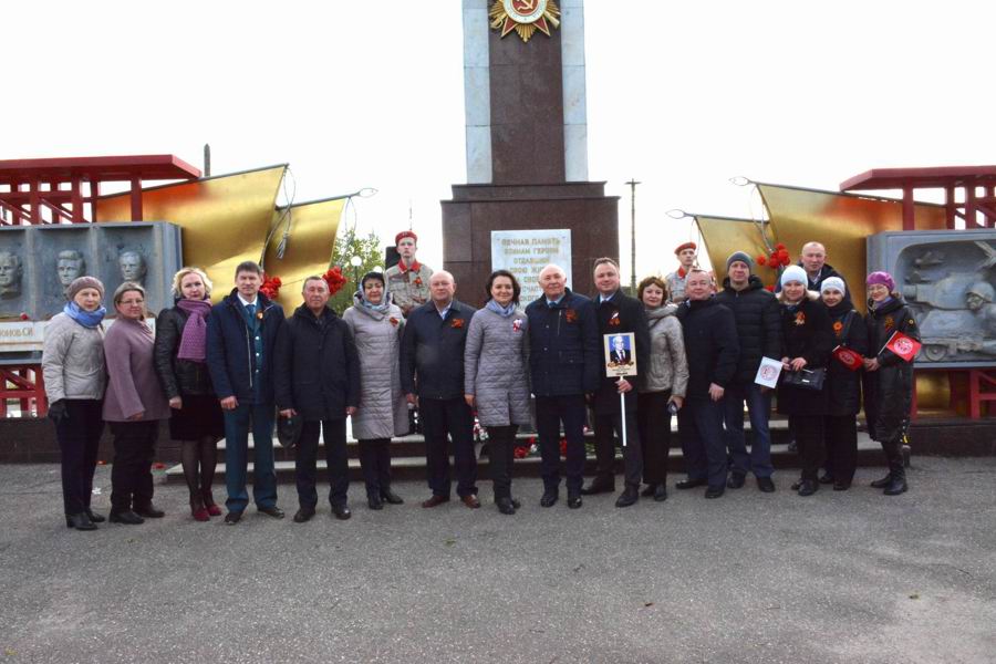 В День Великой Победы в Вурнарах провели торжественный митинг и возложили цветы к памятникам