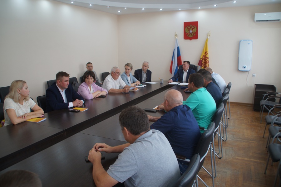 На планёрке с управляющими компаниями Калининского района обсудили вопросы летнего содержания территорий