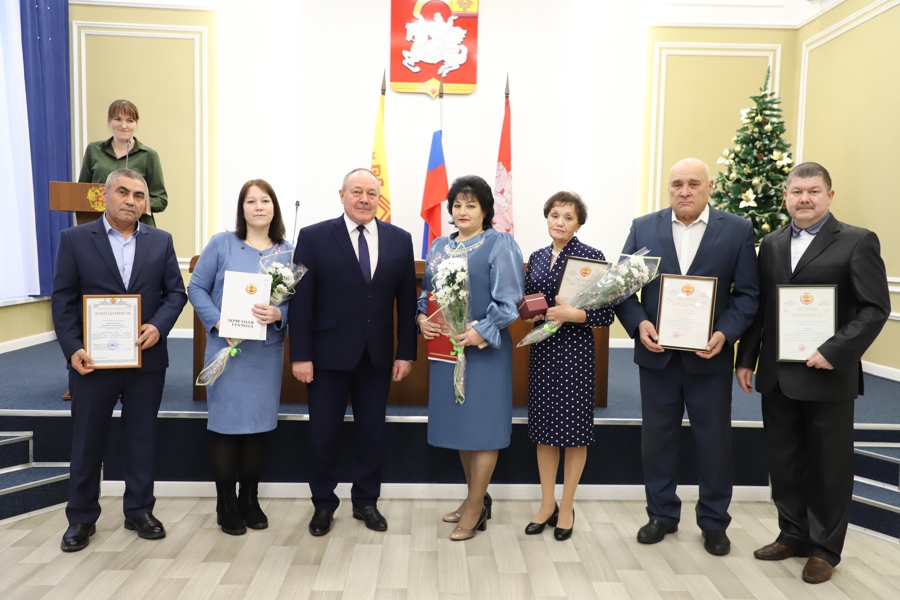 Глава Яльчикского муниципального округа Леонард Левый поздравил сотрудников администрации с наступающим 2024 годом
