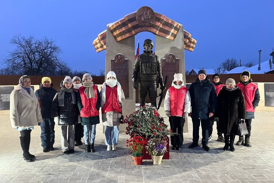 «Страна знает своих героев!»- молодёжный актив Ядринского округа присоединился к Всероссийской акции ко Дню Героев Отечества.