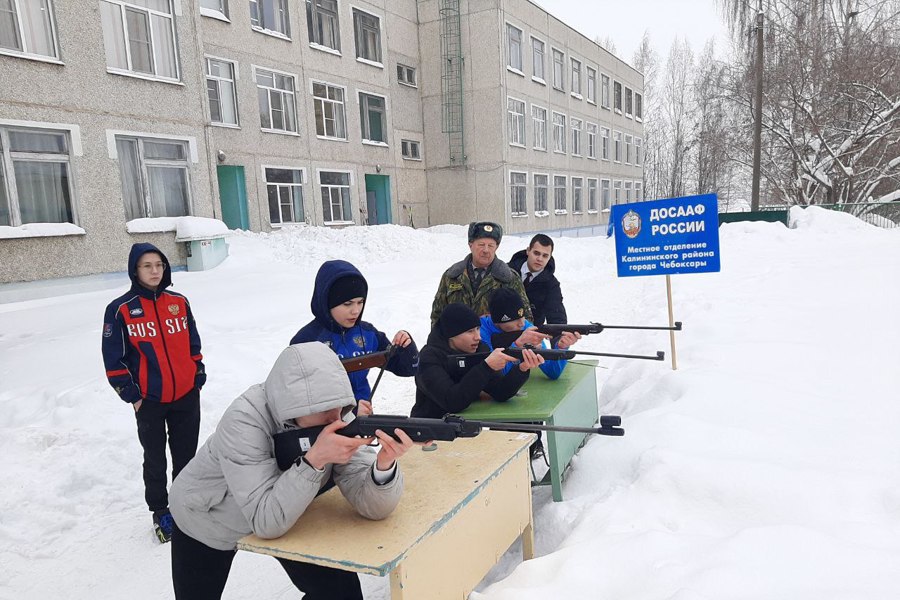 В Чебоксарах состоялась лыжная военизированная эстафета среди школьников