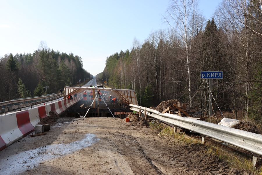 В Ибресинском округе на автодороге «Аниш» продолжаются работы по ремонту моста через р. Киря