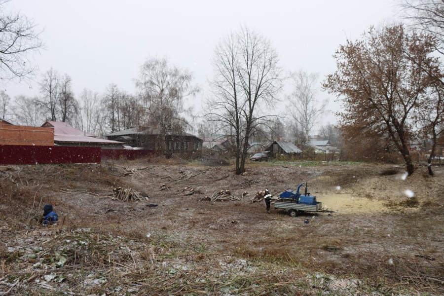 Ведутся работы по очистке территории пруда за Ядринским домом культуры