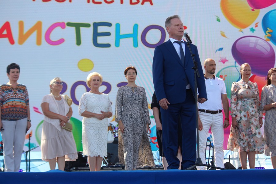 Евгений Кадышев поблагодарил креативных чебоксарцев за участие в фестивале семейного творчества «Аистенок»