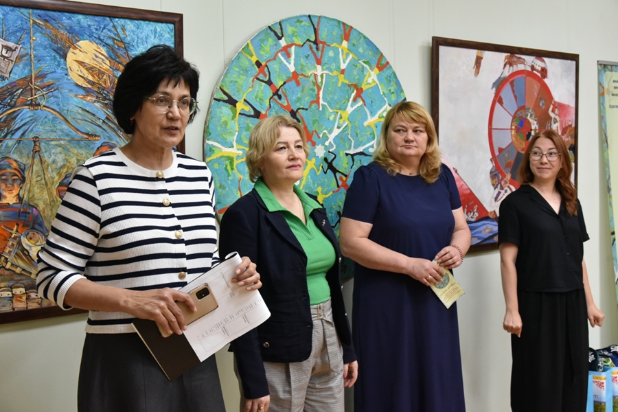 «Колесо дружбы» пронизывает энергией и расширяет сознание: выставка современного искусства в Музее чувашской вышивки