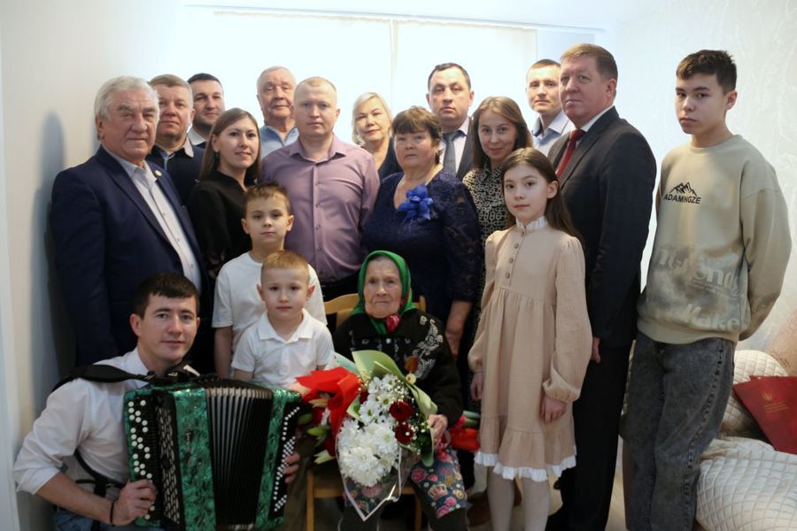Глава округа Алексей Матросов поздравил труженицу тыла Марию Щербакову с вековым юбилеем и вручил юбилейную медаль