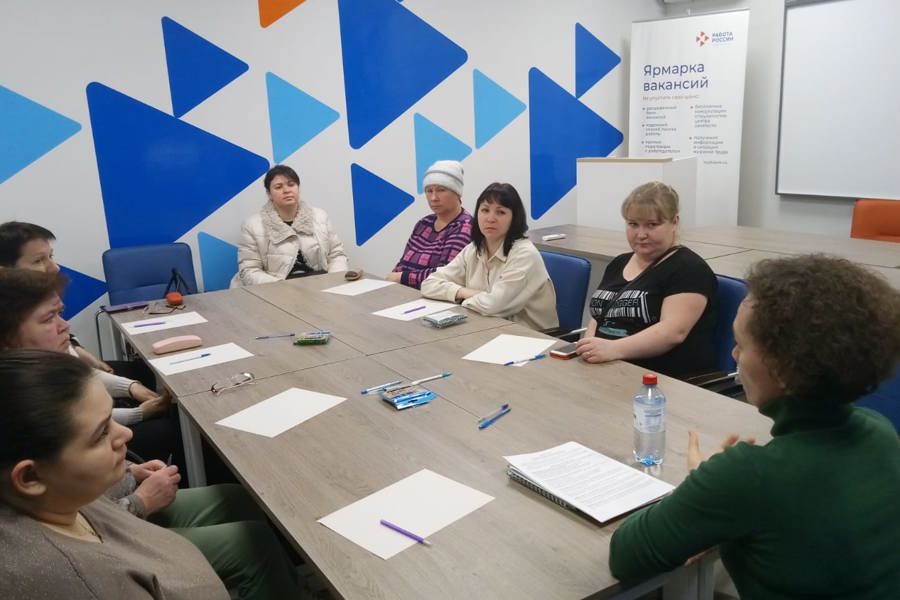 Взглянуть по-новому на жизненные изменения помогли безработным гражданам в Алатыре