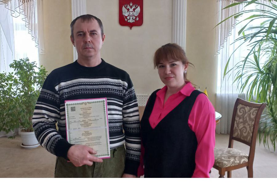 В отделе ЗАГС администрации Чебоксарского муниципального округа в преддверии Дня защитника Отечества поздравили многодетных отцов
