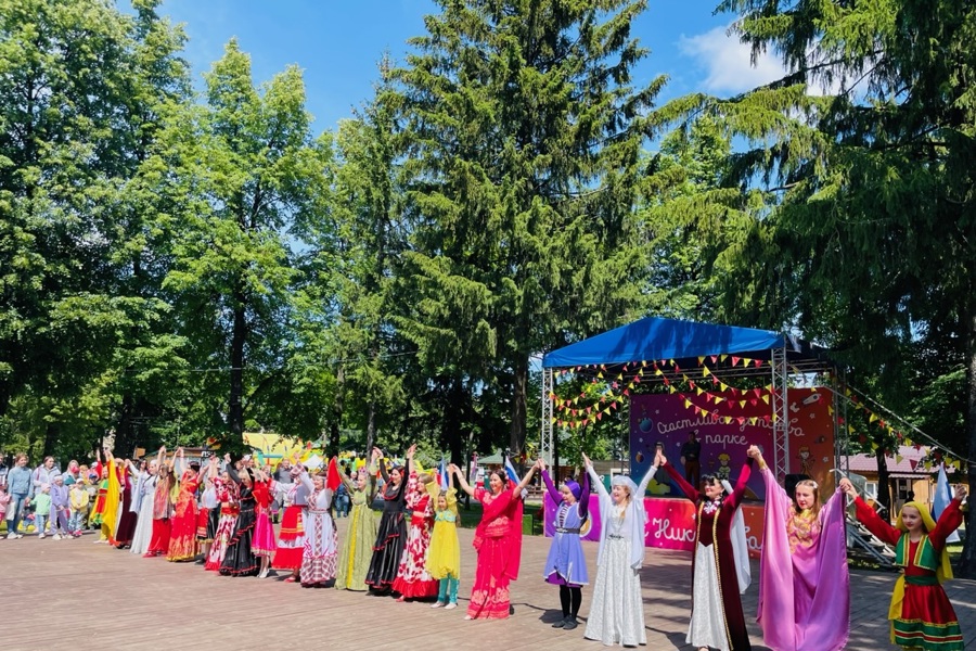 В День России в Парке Николаева состоялся Хоровод дружбы народов
