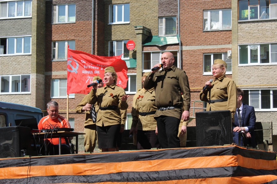 В городе Канаш «Фронтовая бригада» поздравила с Днем Победы ветеранов Великой Отечественной войны